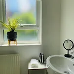 Homestay Modern, Stylish And Central *