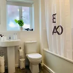 Homestay Modern, Stylish And Central