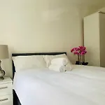 Modern, Stylish And Central Homestay *