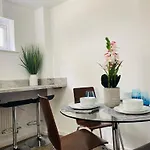 Modern, Stylish And Central *