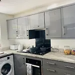 Homestay Modern, Stylish And Central *