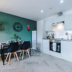 New! Stunning 2-bed In By 53 Degrees Property, Amazing Location - Sleeps 6! *