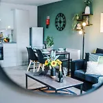 New! Stunning 2-bed In By 53 Degrees Property, Amazing Location - Sleeps 6! Daire