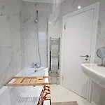 Spacious Stylish With Free Parking 10 Mins To Centre & Ao Arena Ideal For Groups & Long Tatil Evi