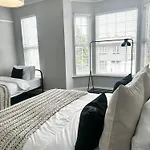 Victorian - 5 Bedroom House *