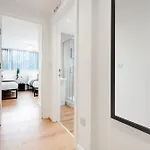 Sophisticated & Stylish Flat Near Airport - Sleeps 9 Apartamento