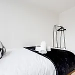 Sophisticated & Stylish Flat Near Airport - Sleeps 9 Manchester
