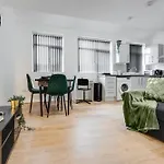 Apartamento Sophisticated & Stylish Flat Near Airport - Sleeps 9