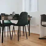 Sophisticated & Stylish Flat Near Airport - Sleeps 9 *