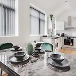 Sophisticated & Stylish Flat Near Airport - Sleeps 9 Apartamento *
