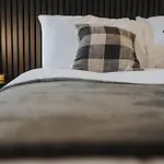 Sophisticated & Stylish Flat Near Airport - Sleeps 9 Manchester