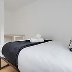 Sophisticated & Stylish Flat Near Airport - Sleeps 9 * Manchester