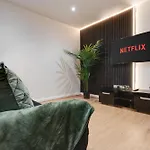 Sophisticated & Stylish Flat Near Airport - Sleeps 9 Manchester