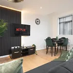 Sophisticated & Stylish Flat Near Airport - Sleeps 9