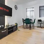 Sophisticated & Stylish Flat Near Airport - Sleeps 9 Apartamento *
