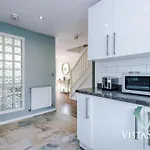 Spacious 3bdr House By Vista Short Lets & Serviced Salford With Pool Table & Free Parking * Manchester