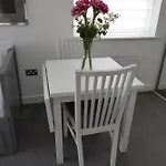 Luxury - Pick A - Free Parking & Kitchen Access, Near Etihad Stadium, The Coop Live & Piccadilly Station, ホームステイ