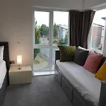 Luxury - Pick A - Free Parking & Kitchen Access, Near Etihad Stadium, The Coop Live & Piccadilly Station, ホームステイ *