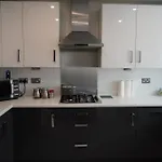 Luxury - Pick A - Free Parking & Kitchen Access, Near Etihad Stadium, The Coop Live & Piccadilly Station,