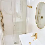 Chic Family With Garden Fire Pit & Event Space, Hot Tub Hébergement de vacances