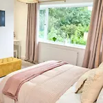 Chic Family With Garden Fire Pit & Event Space, Hot Tub *