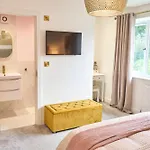 Chic Family With Garden Fire Pit & Event Space, Hot Tub * Manchester