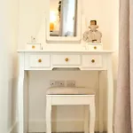 Chic Family With Garden Fire Pit & Event Space, Hot Tub