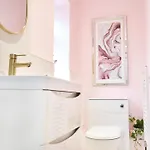 Chic Family With Garden Fire Pit & Event Space, Hot Tub