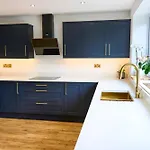 Chic Family With Garden Fire Pit & Event Space, Hot Tub * Manchester