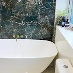 Chic Family With Garden Fire Pit & Event Space, Hot Tub * Manchester