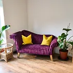 Hébergement de vacances Chic Family With Garden Fire Pit & Event Space, Hot Tub *