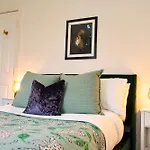 Hébergement de vacances Chic Family With Garden Fire Pit & Event Space, Hot Tub Manchester