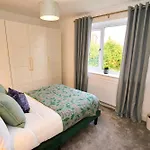 Chic Family With Garden Fire Pit & Event Space, Hot Tub *