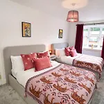 Chic Family With Garden Fire Pit & Event Space, Hot Tub Manchester