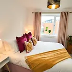 Chic Family With Garden Fire Pit & Event Space, Hot Tub