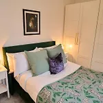 Chic Family With Garden Fire Pit & Event Space, Hot Tub *