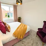 Hébergement de vacances Chic Family With Garden Fire Pit & Event Space, Hot Tub