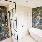 Hébergement de vacances Chic Family With Garden Fire Pit & Event Space, Hot Tub *