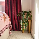 Chic Family With Garden Fire Pit & Event Space, Hot Tub Hébergement de vacances