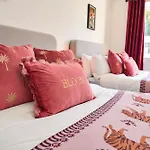 Chic Family With Garden Fire Pit & Event Space, Hot Tub