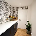 Chic Family With Garden Fire Pit & Event Space, Hot Tub Hébergement de vacances