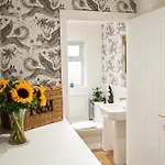 Hébergement de vacances Chic Family With Garden Fire Pit & Event Space, Hot Tub Manchester