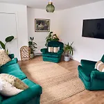 Hébergement de vacances Chic Family With Garden Fire Pit & Event Space, Hot Tub *