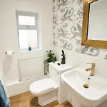 Chic Family With Garden Fire Pit & Event Space, Hot Tub * Manchester