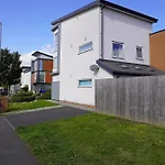 Luxury - Pick A - Free Parking & Kitchen Access, Near Etihad Stadium, The Coop Live & Piccadilly Station, ホームステイ マンチェスター