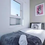 Comfy Four Bedroom House With Parking * Manchester