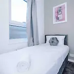 Comfy Four Bedroom House With Parking *