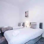 Comfy Four Bedroom House With Parking Holiday home