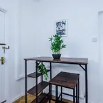Comfy Four Bedroom House With Parking *