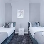 Comfy Four Bedroom House With Parking Manchester